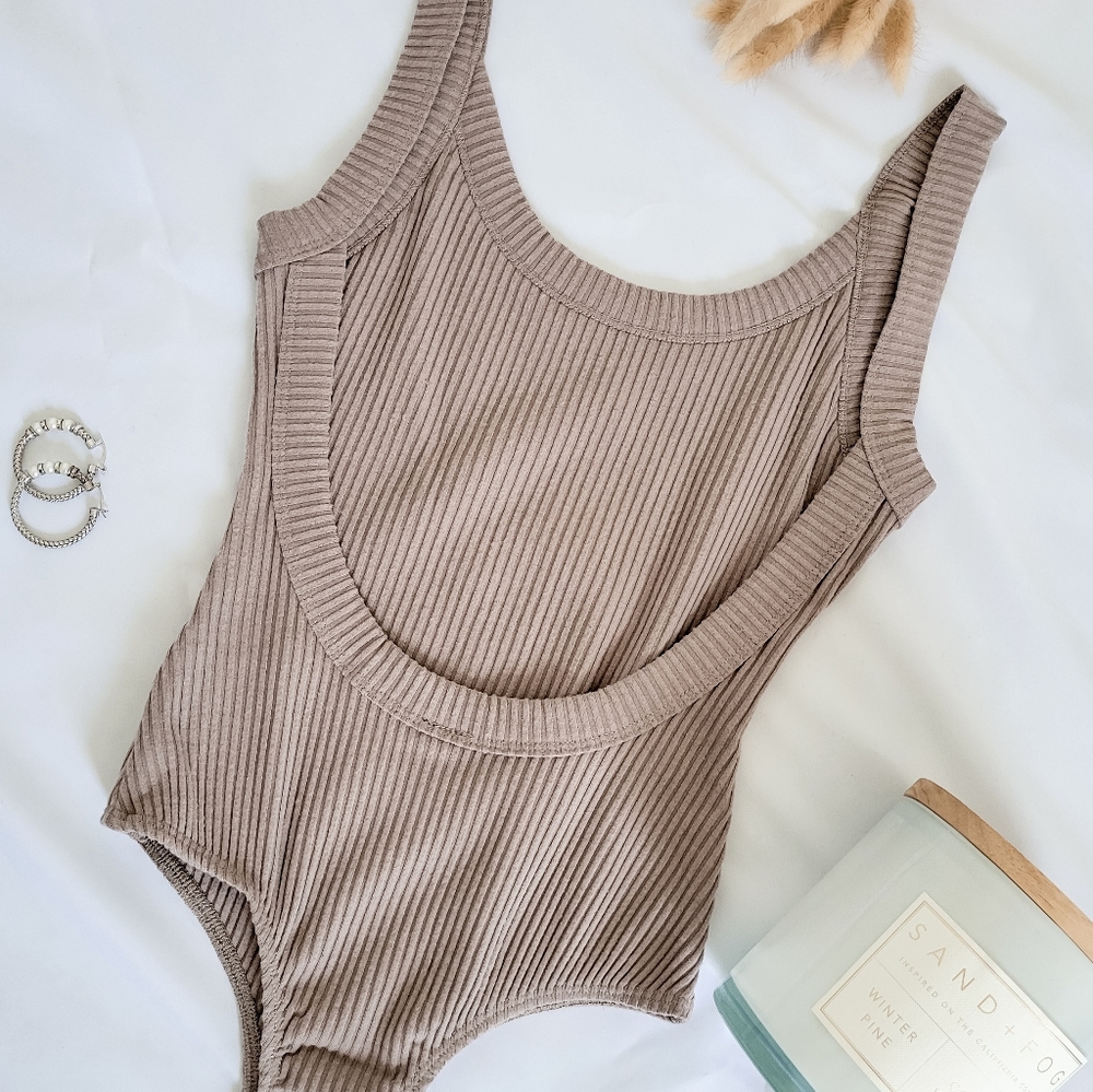 KAILA - Backless Ribbed Bodysuit - Picture 2 of 3